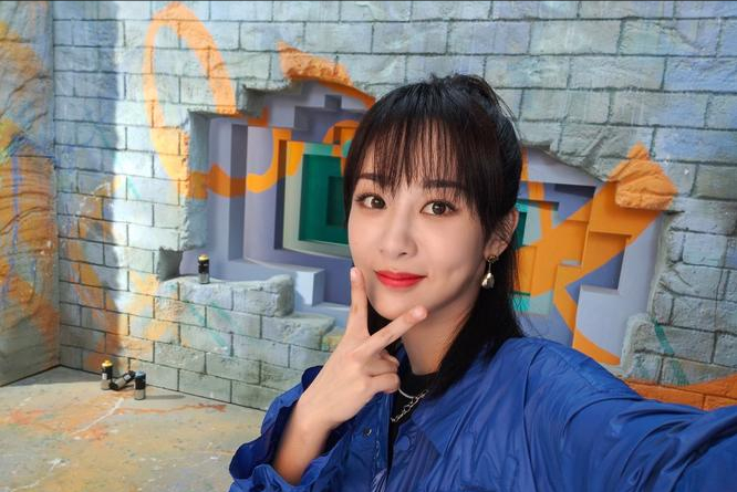 杨紫|演员杨紫横店逛夜市，街头吃雪糕接地气，特意蹲下与流浪狗合照