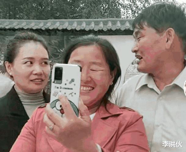 朱之文|大衣哥被指与女歌手袁庆暧昧不清，女方直播回应：我们是红颜知己