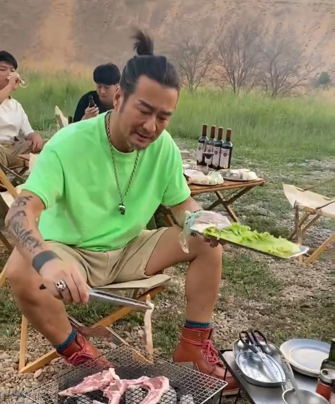 |58岁孙兴苏州街头擦车,感叹最近真不景气,绯闻富婆女友相伴身边