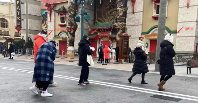 田朴珺|王石一家三口罕同框，爱女由保姆抱着不哭不闹，父女俩相差70岁