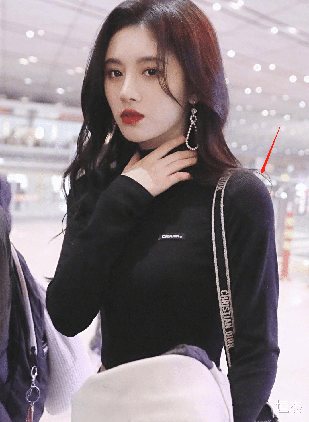 娱乐圈|假牙假发假腹肌,盘点娱乐圈“弄虚作假”的明星,这年头就性别真