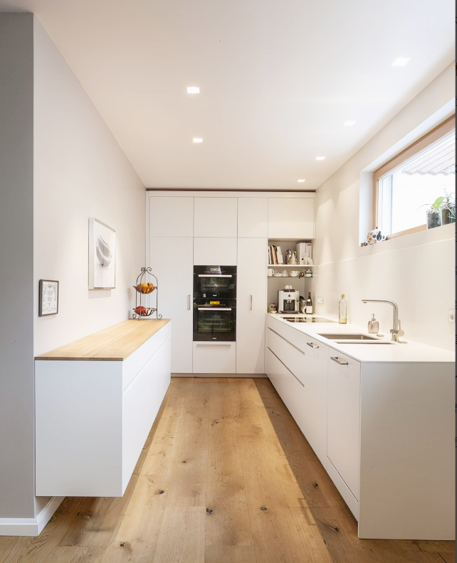 厨房不大那就换种模式，宽敞不碰头，不耽误储物同时还可内嵌电器