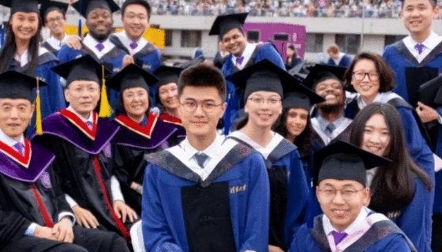 大学生拒绝穿“学士服”,改穿亲自设计“中式风格”,网友支持