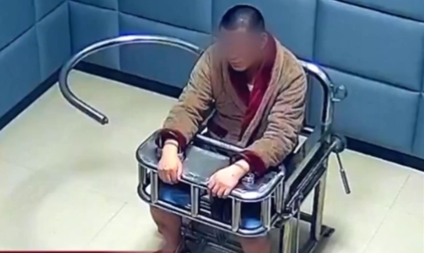 19年重庆男子撞人后自首,警察在出租屋发现上百万,背后有何秘密