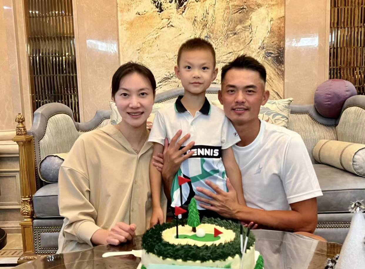 林丹|39岁林丹携妻儿豪宅内庆生！谢杏芳素颜罕秀恩爱，5岁儿子神似妈