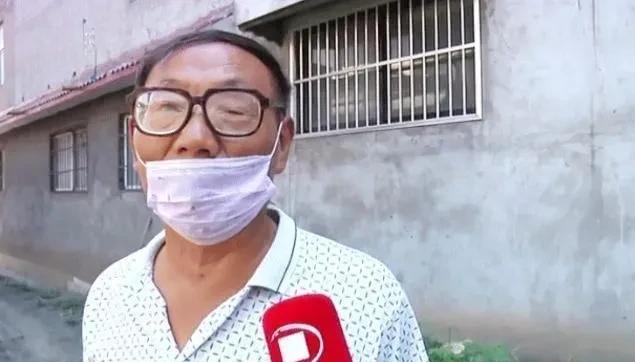 河南一男子喝农药自杀,葬礼时却站了起来,村民:刚好,坐下吃席