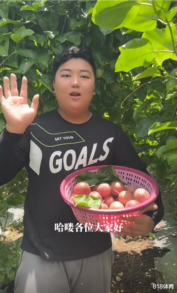 全家发达! 全红婵夺冠1年母亲化妆光鲜亮丽, 父亲种水果大哥带货脱销