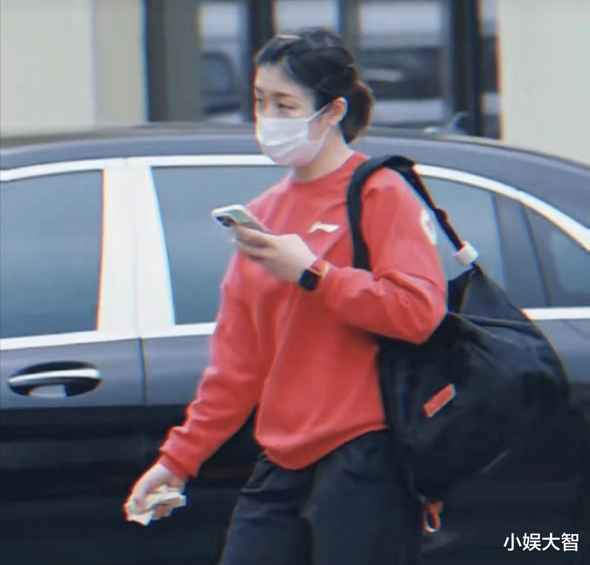 莎莎|北京集训孙颖莎饭后和队医散步，莎莎很悠闲，但队医的鞋子亮了！