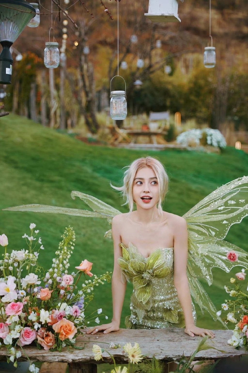 杨颖穿上白裙美得像小精灵，造型梦幻又甜美，如此惊艳让人心动