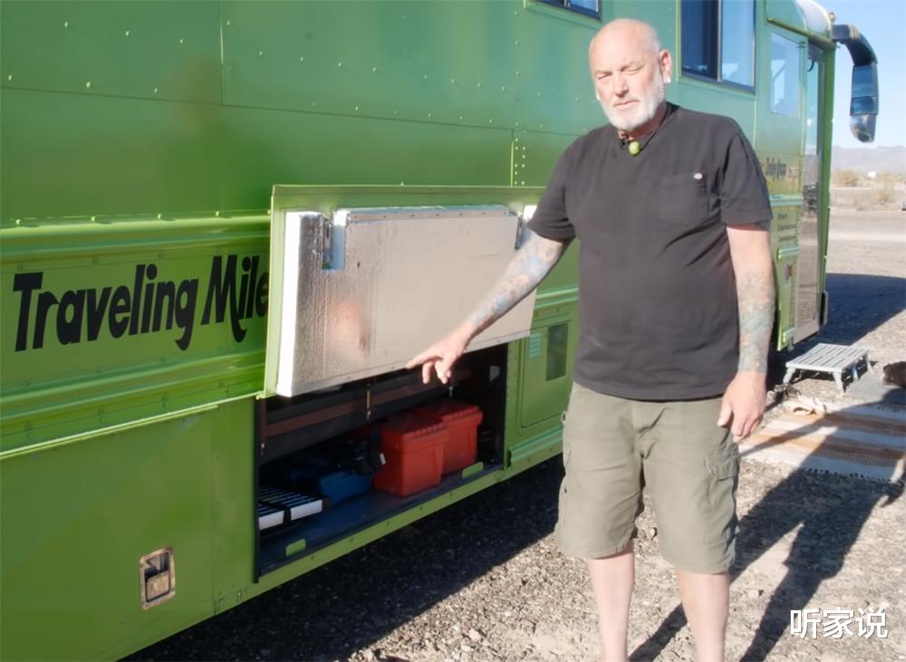 65岁老夫妻退休后积极乐观：将旧大巴改房车，住进23㎡蜗居中生活