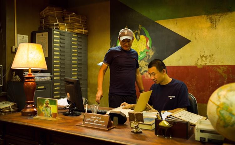 万里归途|外籍演员看了《万里归途》搭出来的景感叹“太像了”｜揭秘