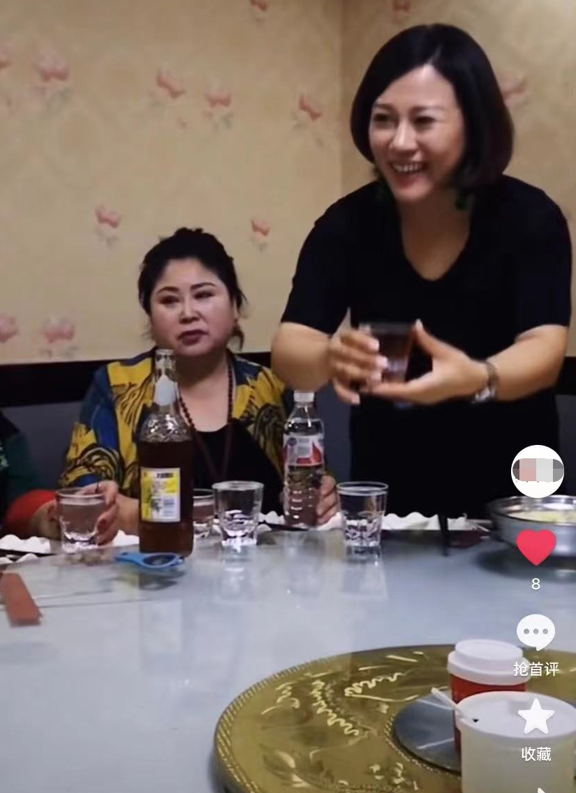 高秀敏|高秀敏独女聚会罕谈妈!喝廉价酒水声音哽咽,戴金表鸽子蛋显发福