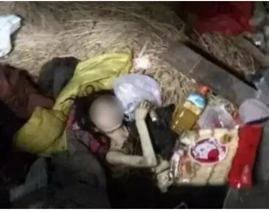 24岁湖北校花，被囚禁在暗无天日的地窖里长达5年之久，双脚被铁链拴着，终日与垃圾、虫鼠为伴