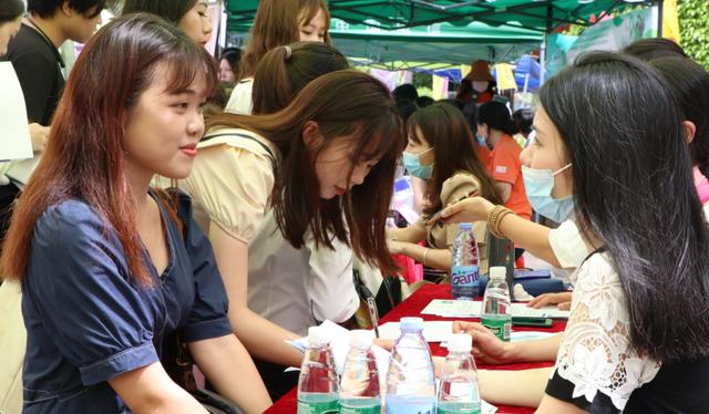 95后|95后人大毕业生当中介，客户冲着学历找她买房：原来学历真能赚钱