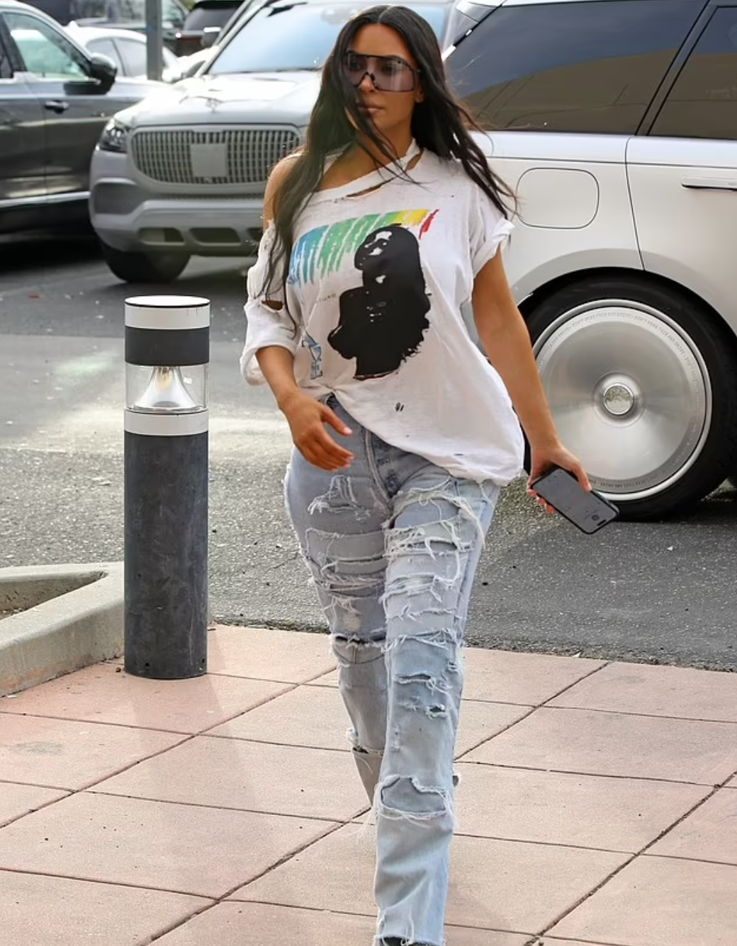 杨蓉|金·卡戴珊改走“破烂风”，休闲打扮接孩子，性感臀部依旧显眼