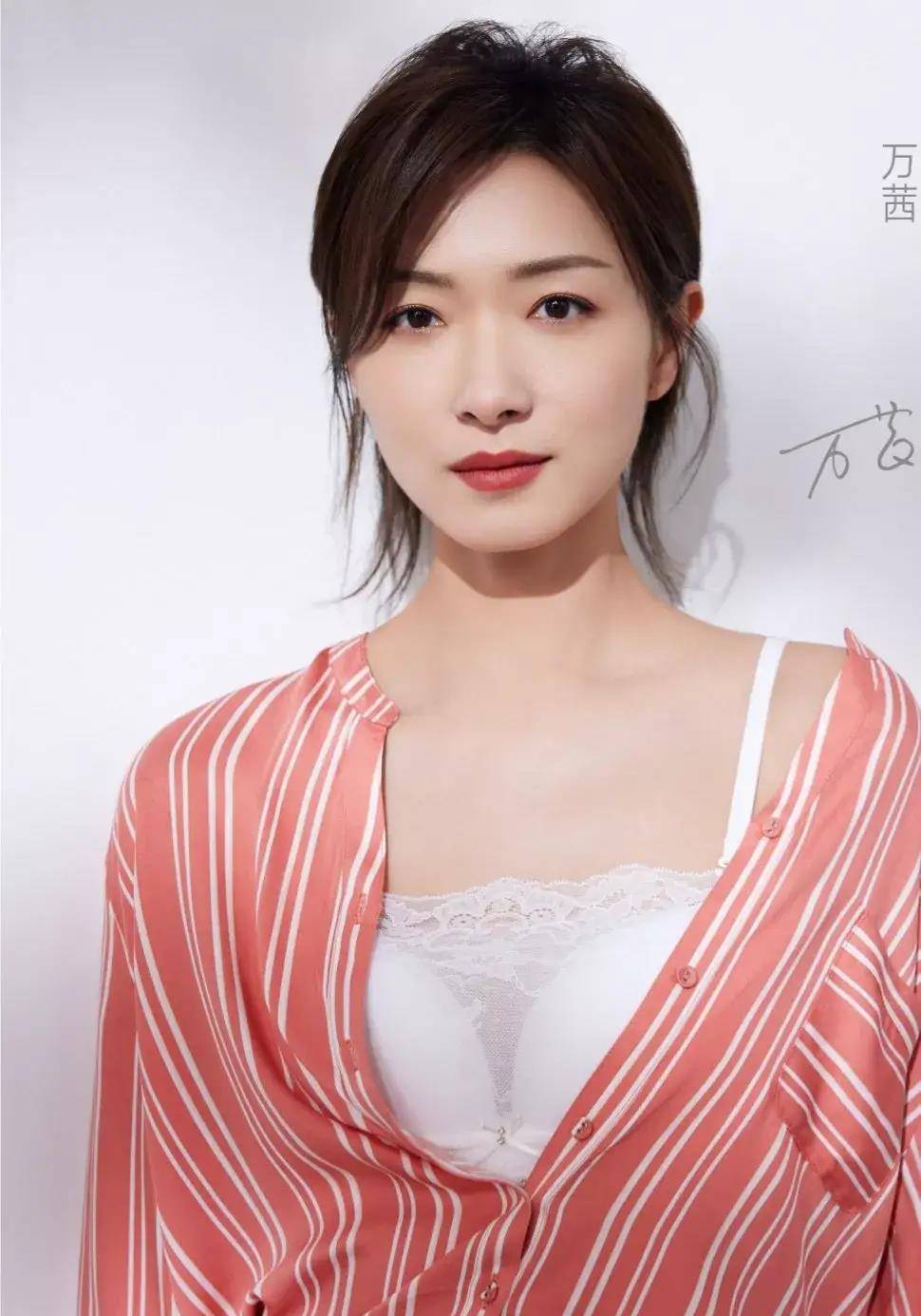 万茜|万茜李小冉代言衣服策划一个纯一个欲,哪种效果让你有购买欲?