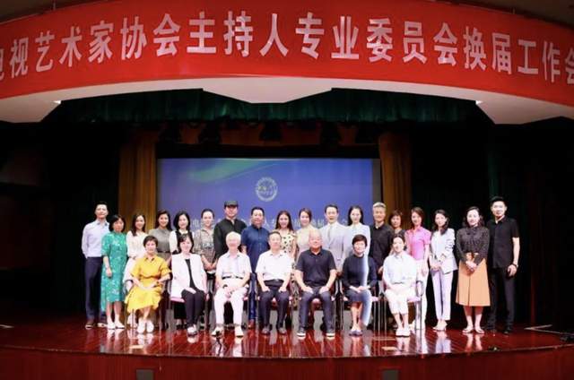 徐俐|众多央视名嘴齐聚!61岁徐俐升职成会长,剪超短发气质大变认不出