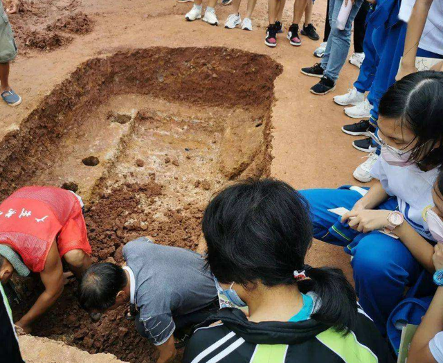 |“九所学校八个坟”？为啥很多学校选址在坟地，说出来别不信
