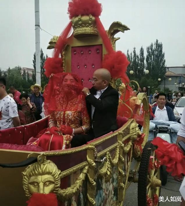 唐艺昕|41岁导演巨兴茂大婚，黄金马车接亲，老搭档杨志刚现身送祝福