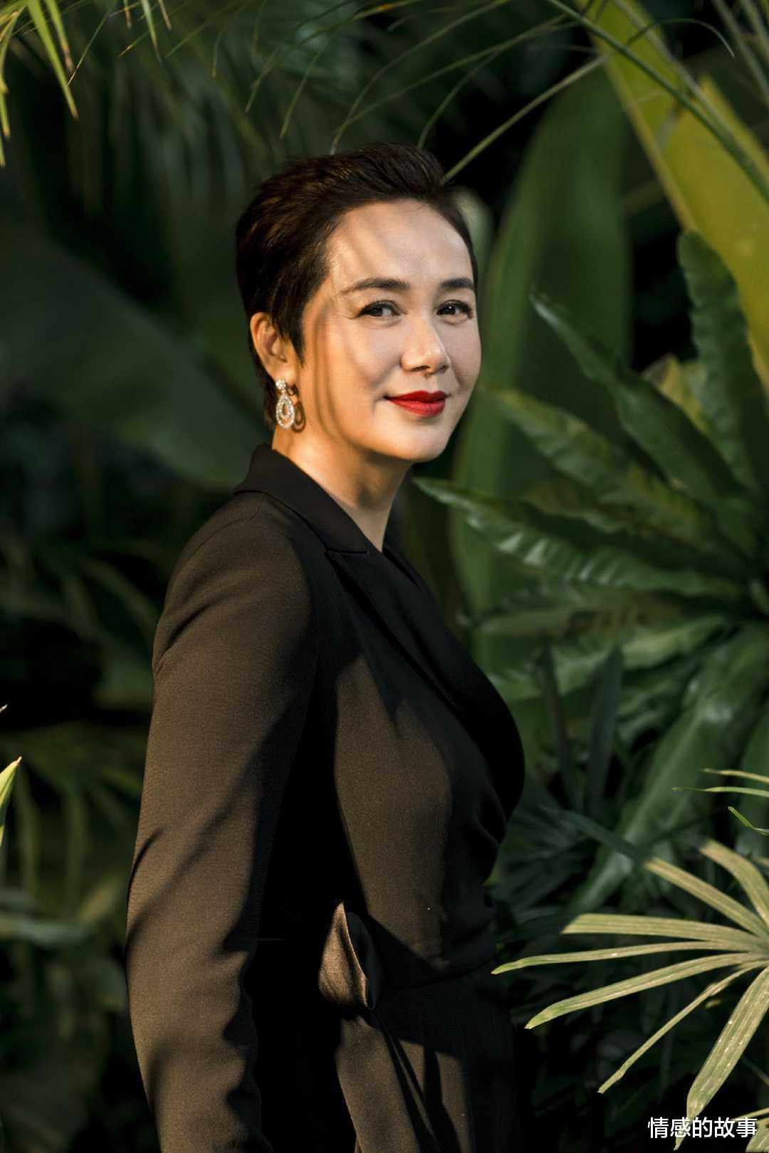 穿衣搭配 被蒋雯丽惊艳到了，穿方领波点连衣裙配复古短发，54岁美得不像话