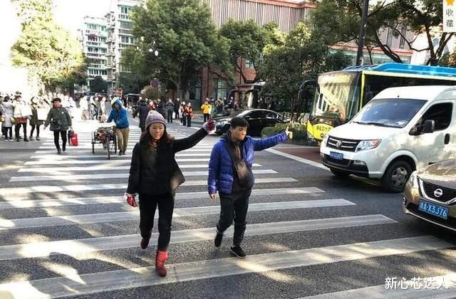开车礼让后行人却低头玩手机慢悠悠通过,专家:行人违反也要处罚