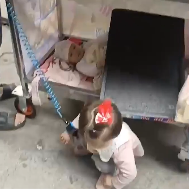 重庆一女子带俩娃摆摊,看到两娃处境,网友:努力的人都该被尊重
