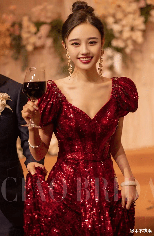 杨幂|网友挑战杨幂《爱的二八定律》同款，本以为很拉胯，竟意外没有输