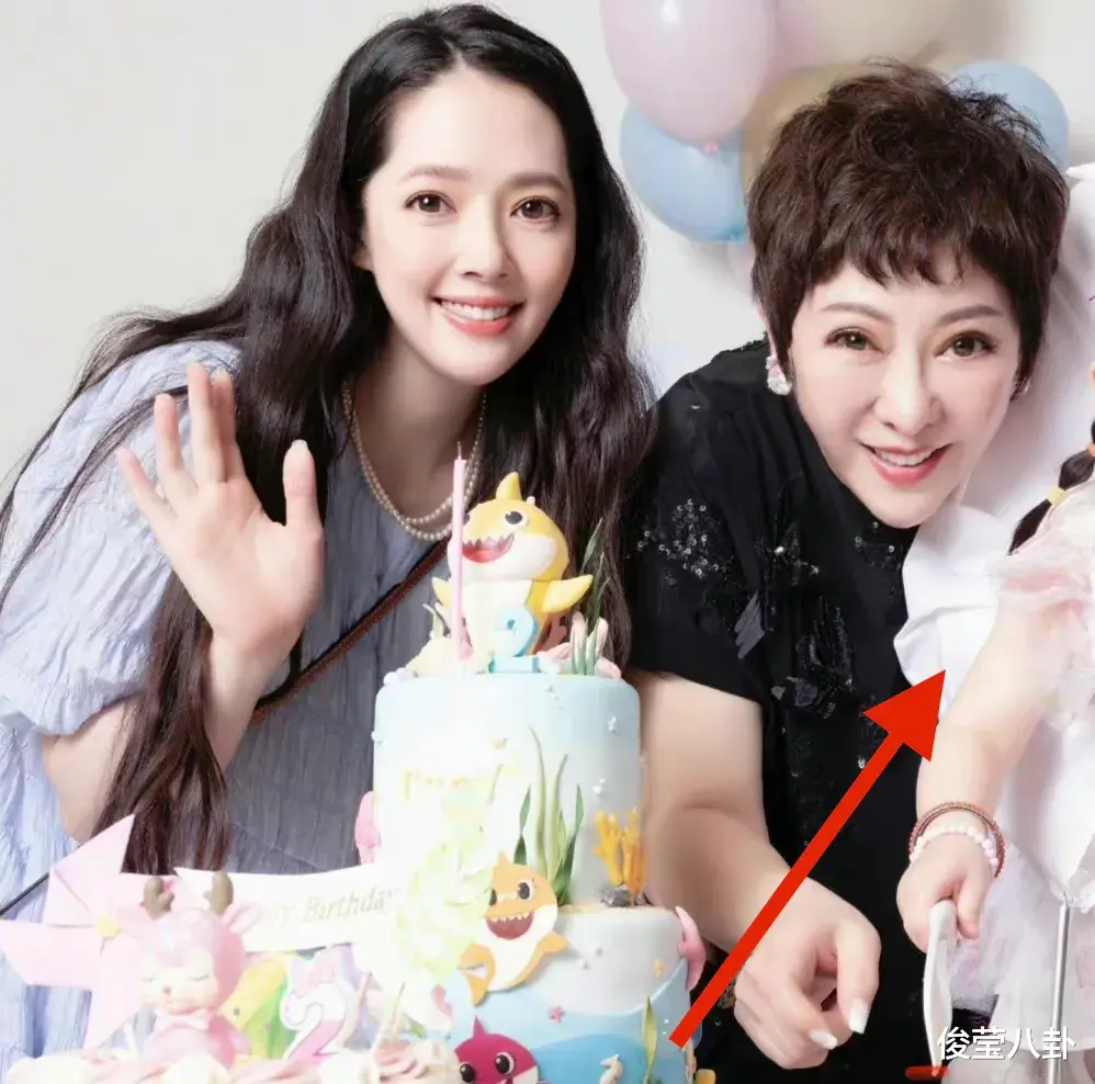 郭碧婷|向太郭碧婷，合影中的隐藏细节！