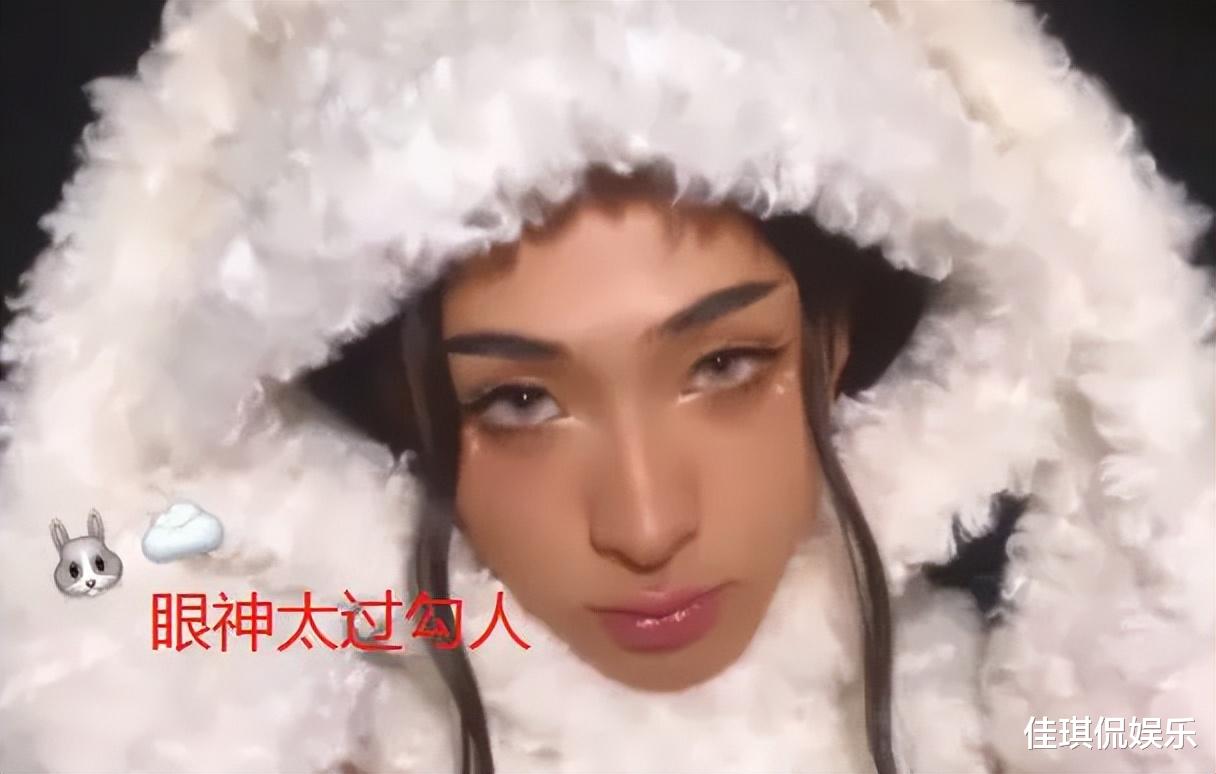 伊能静|伊能静正式回应儿子变性传闻引热议,儿子哈利穿女装化浓妆眼神勾人不离世俗!