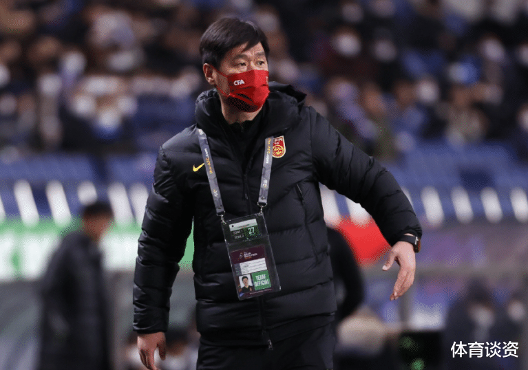 国足|从0-1到0-2！你还不如李铁，国足新主帅引质疑，豪华教练团白花钱