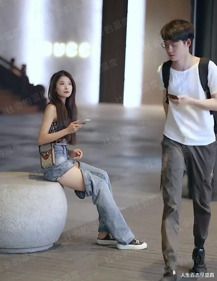四川:女子穿断腿裤拍照,眼镜小哥上来就提,欣赏不了这种时尚