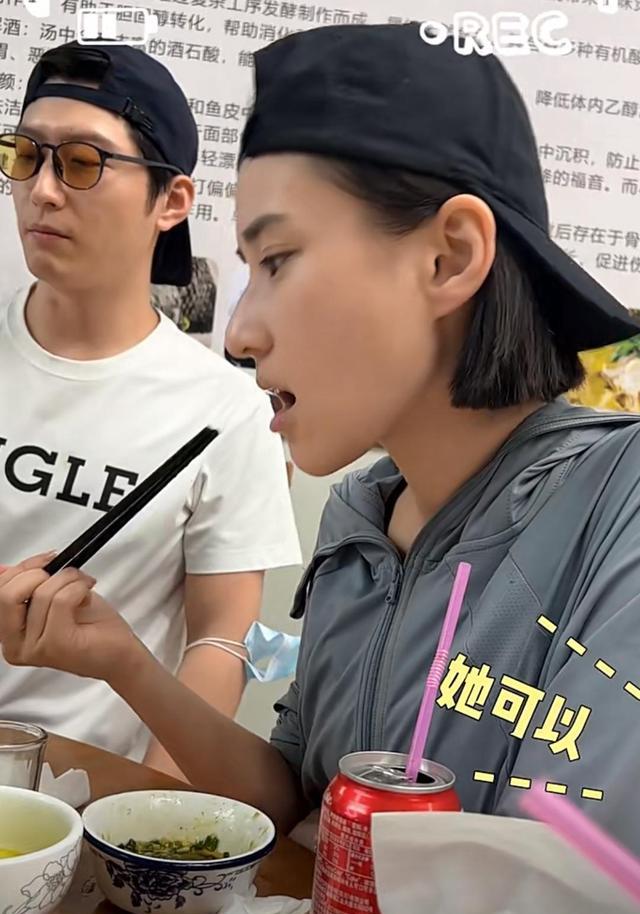 何超莲|何超莲携男友游成都,窦骁晒黑了法令纹显老,拍照不加美颜很真实