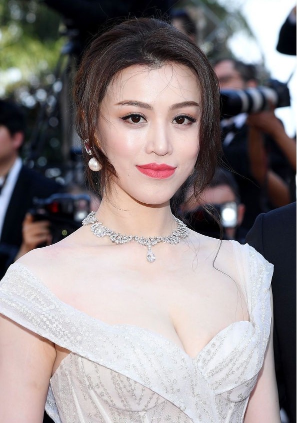 葛天|刘翔前妻身材太傲人,穿白礼服腰身纤细,身旁男伴全程搂着不放手