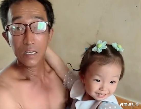 辽宁一女子带孩子偷回老家,姥爷惊喜连说9个“哎呀”,场面泪目