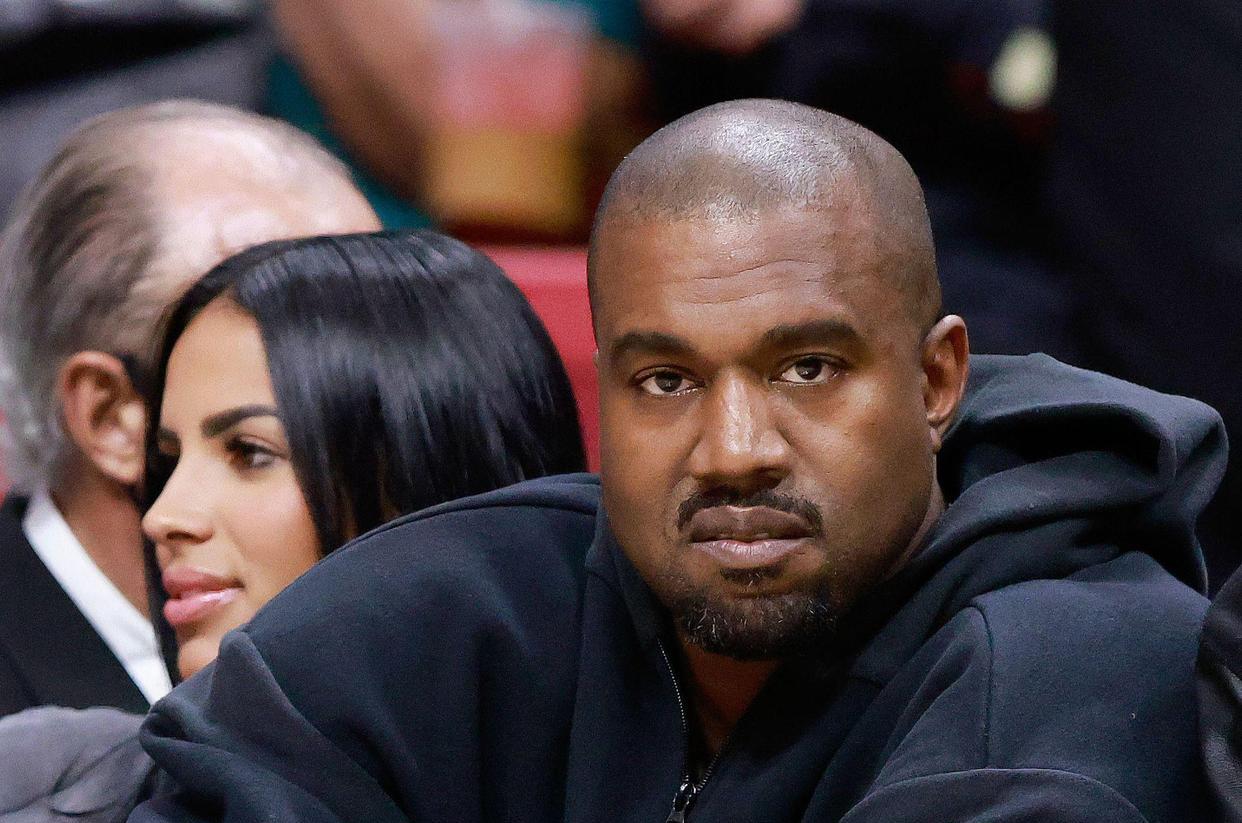 金·卡戴珊|卡戴珊厉害,摇身一变,成为服装模特,秀出极致腰臀比,气质真棒