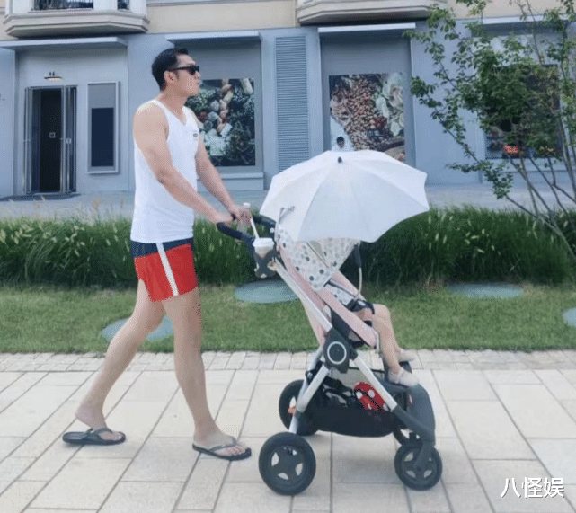 张梓琳|张梓琳玩滑板受伤，连人带板飞出去，双腿膝盖大面积青紫令人心疼