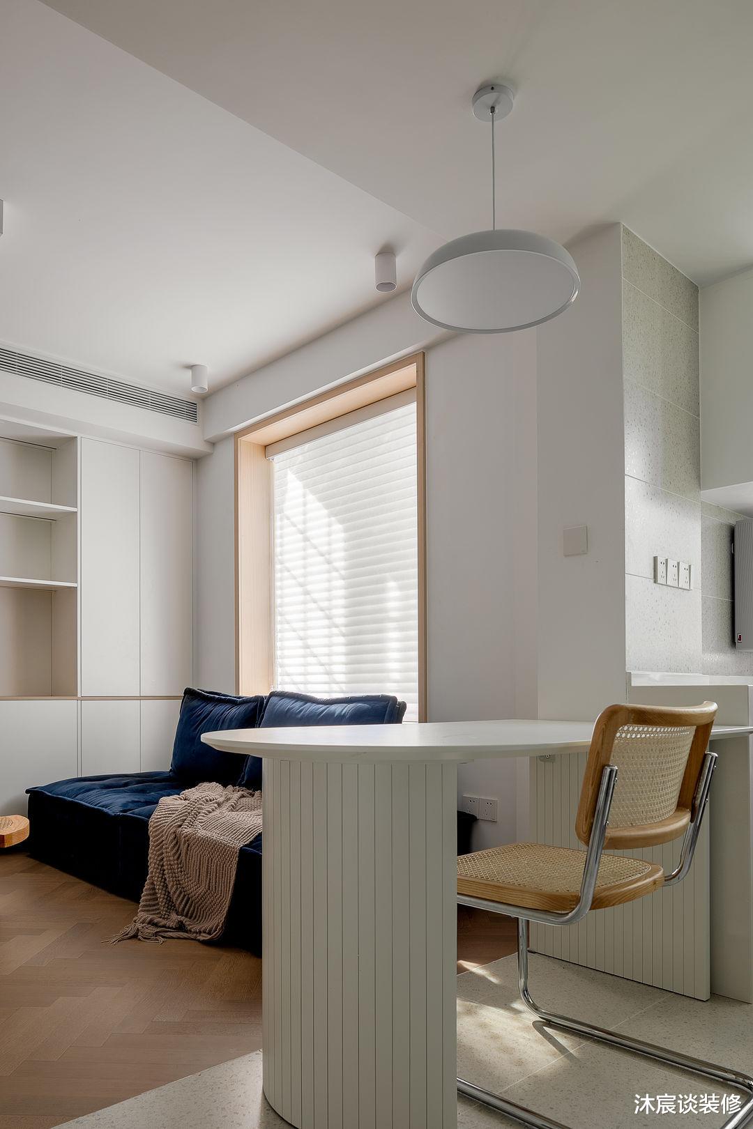 60平装出了3室2卫,用纯白与原木,不豪华却温暖治愈,收纳也超多