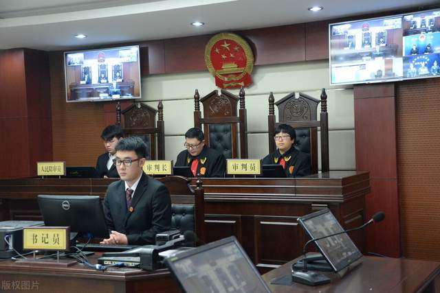 察觉丈夫异常怪异,妻子悄悄跟着,推开家门后泪如雨下:成全你们