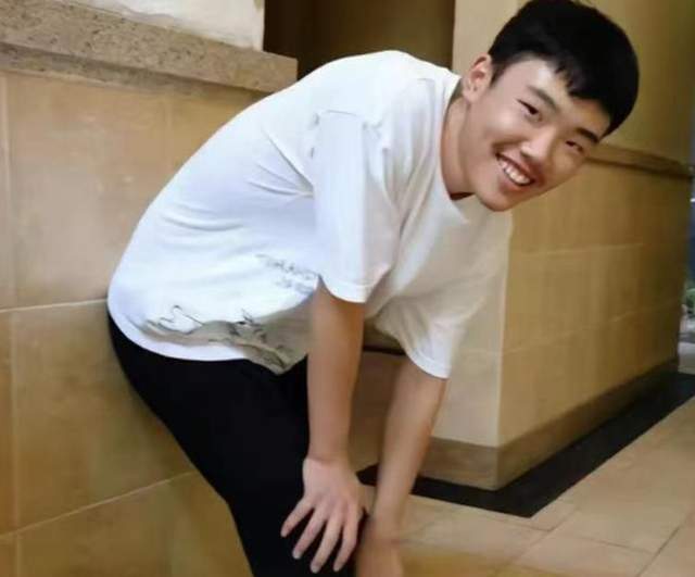 心酸!曝胡鑫宇哥哥下跪感谢爱心网友,手拿弟弟寻人启事惹泪目