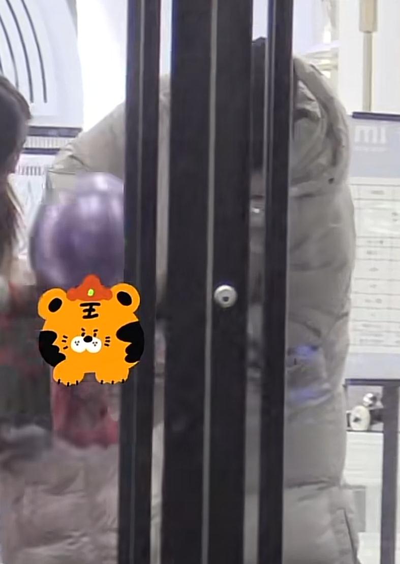 秦昊|秦昊化身女儿奴，带孩子玩雪生怕她冻到，5岁米粒戴眼镜纠正眼睛