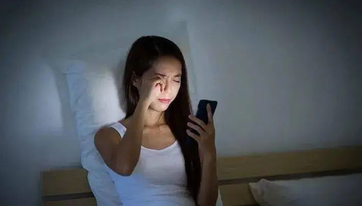 电子产品|你知道关灯玩手机的危害吗？我们又应当如何预防？