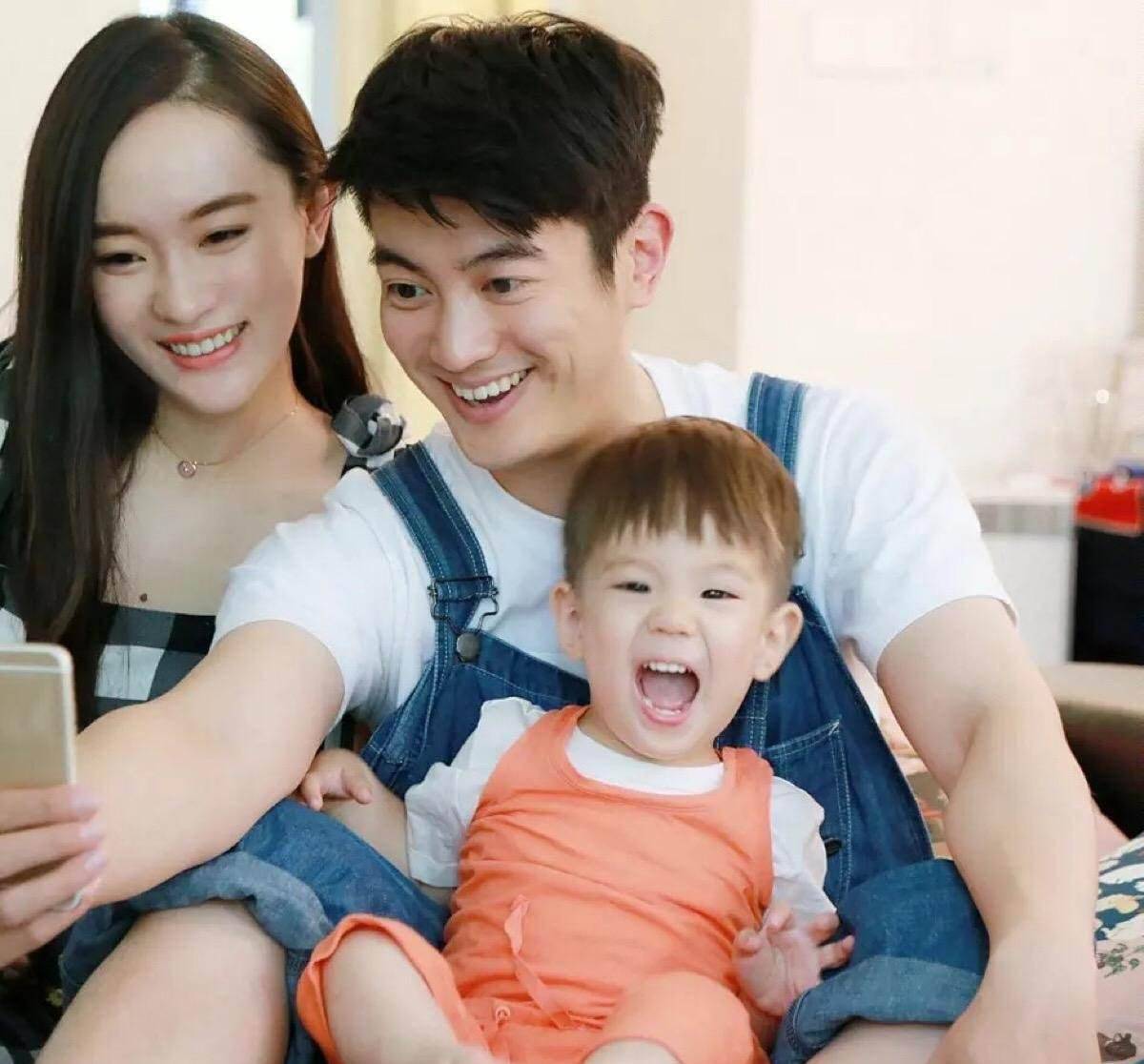 郑恺|郑恺苗苗被偶遇逛婚纱店,女方显娇俏女人味,连生二胎还未办婚礼