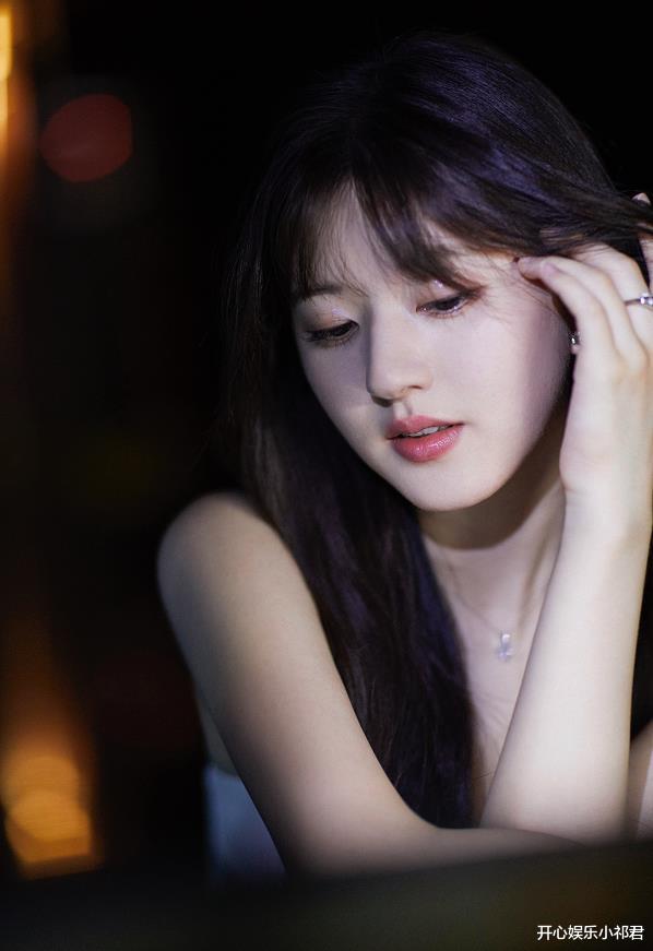 赵露思|赵露思化身“夜之精灵”，长发披肩，刷新了我对她“美貌”的认知