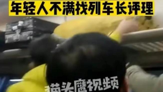 甘肃兰州，一农民工返乡带6件行李，坐火车引起乘客不满。