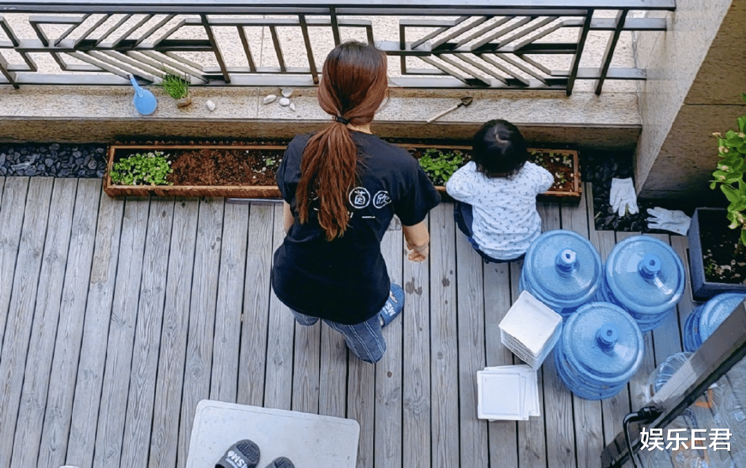 蔡少芬|蔡少芬全家低调搬回香港,将上海豪宅急放租,移居当地生活仅一年