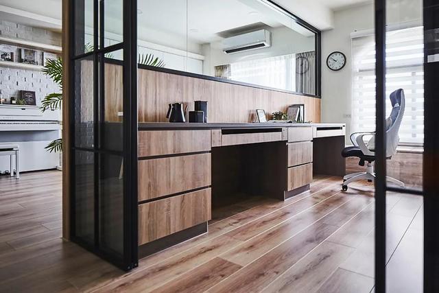 这对夫妻很有远见,巧用玻璃做隔断,把家装得明亮又实用,晒晒!