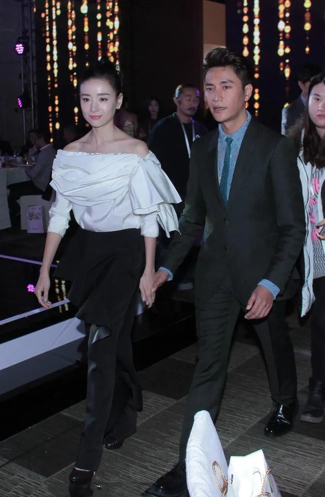 董洁|从董洁和陈坤、潘粤明、梁朝伟的牵手方式就能看出来她更喜欢谁