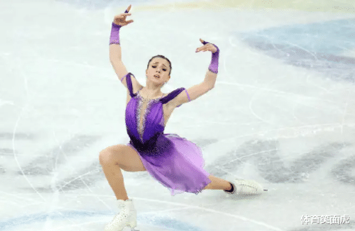 卡米拉·瓦利耶娃|中国冰迷有多大方?送瓦利耶娃苹果手机,K宝打开礼物后难掩喜悦