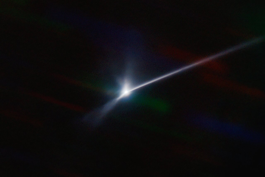 “孪小星”被撞后长出奇异巨尾,天文学家:幸好离得远