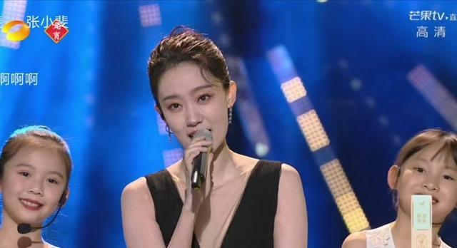 张小斐|元宵晚会:baby状态憔悴能量低,张小斐唱功惊人,金晨排骨胸抢镜